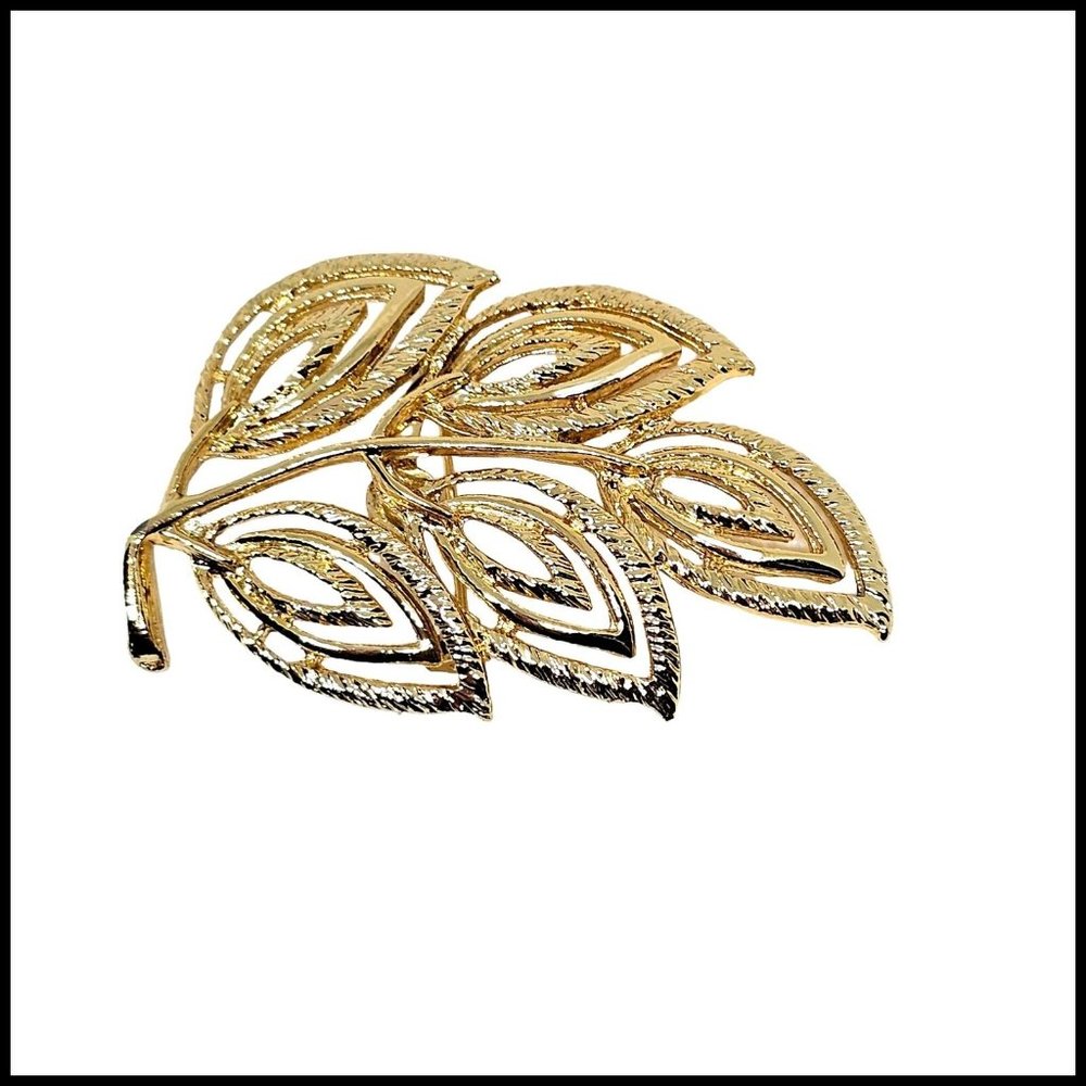 Vintage Brooch Pin Signed Gerrys‎ Leaf Gold Tone Textured Jewelry